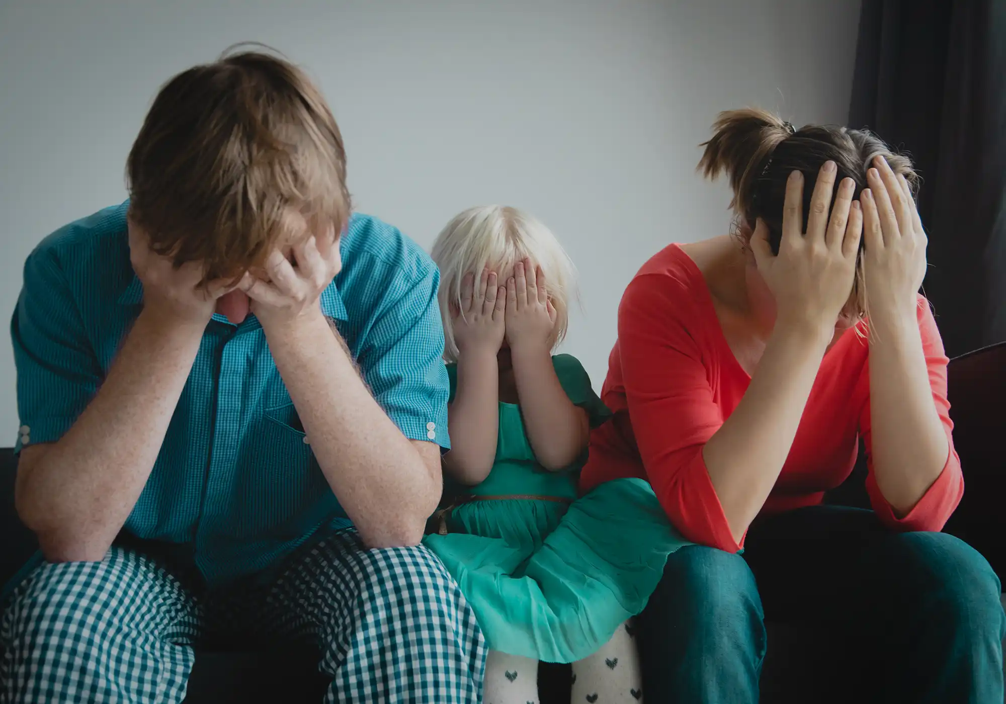 Familie sitzt mit den Händen vor dem Gesicht aus Familienaufstellung Erfahrung bei via animi®